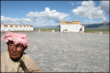 Beggar at Namtso Tourist Center